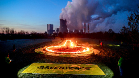 Протест на екоактивисти от „Грийнпийс“ до ТЕЦ срещу използването на въглища в Германия.
