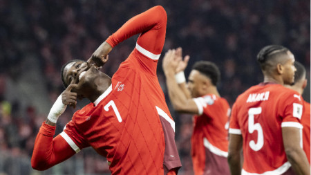 Швейцарският национал Брийл Емболо се радва на първия гол срещу Швеция.