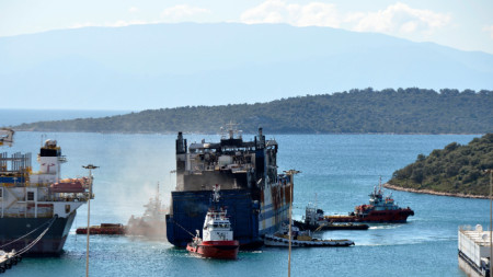 Горящият ферибот беше изтеглен  на пристанището в Астакос, Гърция - 23 февруари 2022 г.