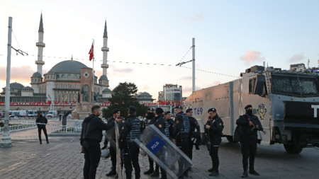 Турските полицаи се опитват да обезопасят района пред джамията след експлозията на бул. 