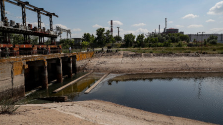 Снимка, направена по време на посещението в Енергодар, организирано от руското министерство на отбраната, показва общ изглед на плиткия язовир Каховка в близост до Запорожската атомна електроцентрала в Енергодар, Югоизточна Украйна, 15 юни 2023 г. Запорожската атомна електроцентрала все още може да продължи да черпи вода от язовир Каховка, съобщава МААЕ.