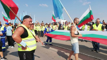 Близо 500 служители на Автомагистрали „Черно море“ блокираха пътния възел Белокопитово край Шумен.