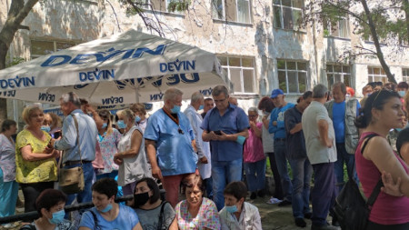 Лекари и медицински сестри и санитари от областната многопрофилна болница в Ямбол протестираха в подкрепа