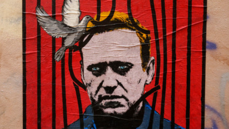 Стрийт арт с лика на Навални на уличка в Рим. 