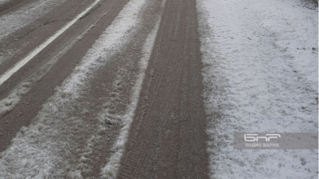 Пътните настилки са мокри и проходими при зимни условия, Сняг вали