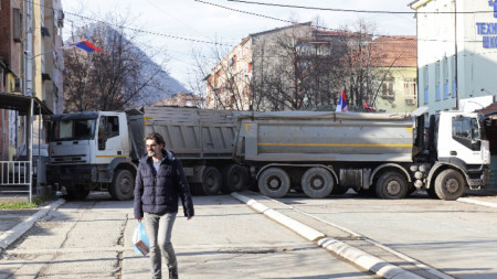 Барикада от камиони в Косовска Митровица