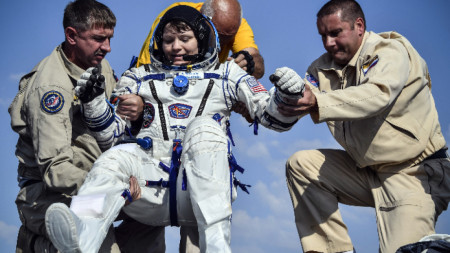 Американската астронавтка Ан Маклейн, която се върна на Земята на 25 юни, влюзла от Космоса в влязла в банковата сметка на еднополовата си съпруга, с която се развеждат.