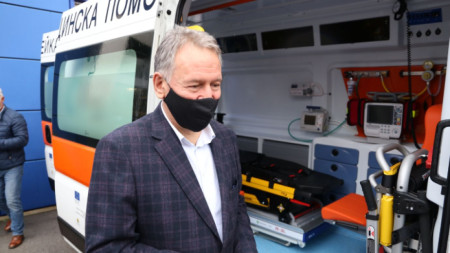 Министър Кацаров връчи ключовете на 18 оборудвани линейки