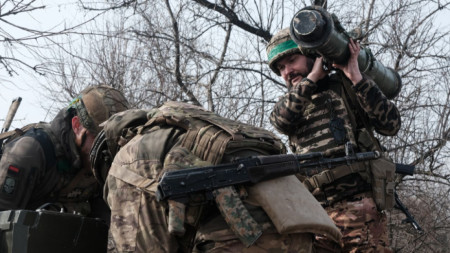Украински войници заемат позиция край Бахмут с противотанков ракетен комплекс 