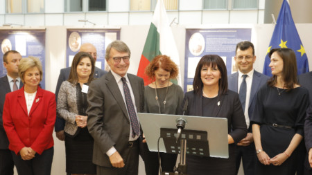 Изложбата бе открита от Цвета Караянчева и председателят на Европарламента Давид Сасоли.