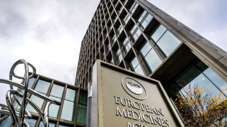 Европейската агенция по лекарствата ЕМА днес съобщи че продължава проверката