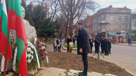 Поклонение  пред паметника на Димитър Пешев