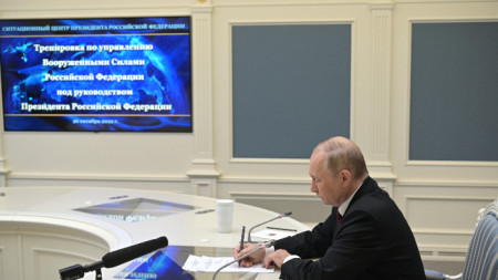 Руският президент и върховен главнокомандващ на въоръжените сили Владимир Путин наблюдава учение на руските сили за стратегическо възпиране чрез видеовръзка в Кремъл, 26 октомври 2022 г.