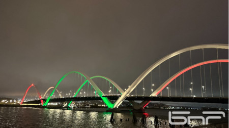 Осветяването на мемориалния мост на Фредрик Дъглас във Вашингтон по случай 3 март 