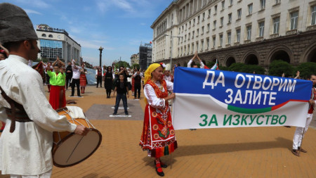 На 24 май по лозунга „Да отворим залите за изкуство“ собственици на танцови зали излязоха на протест пред Министерския съвет. 