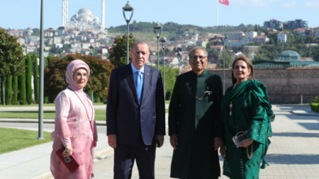 Президентите на Турция и Пакистан и съпругите им в Истанбул.