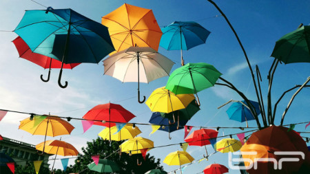 Чадър може да ви потрябва, ама срещу слънце или против дъжд?