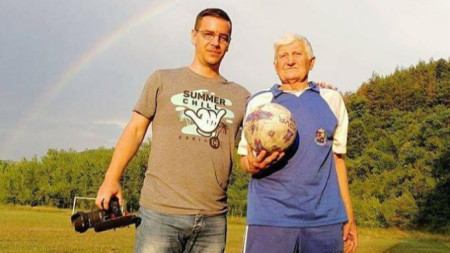 Калин Дацов с един от героите на местните истории