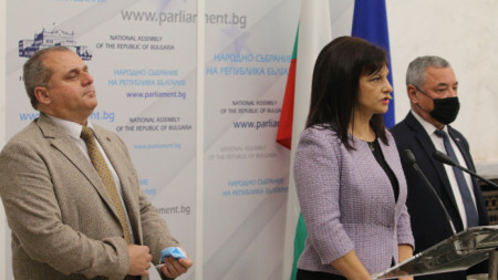 Даниела Дариткова и Валери Симеонов дадоха изявление в сградата на Народното събрание.