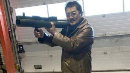 Такеши Ебисава позира с гранатомет на среща с полицаи под прикритие в Копенхаген през 2021 г.