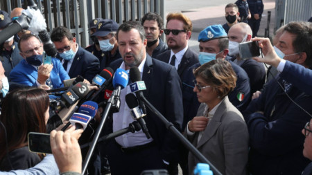 Матео Салвини, придружен от адвокатката си, говори пред журналисти след старта на делото срещу него.