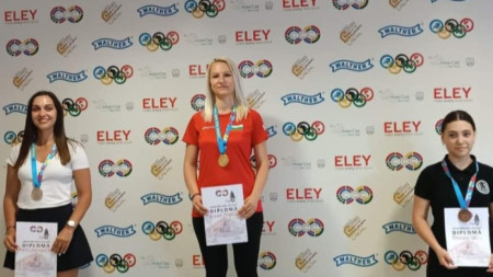 Таня Ризова (в средата) спечели златен медал на 10 метра пушка Нови Сад .