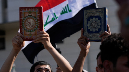 Протестиращи в Багдад с Корана в ръце -  20 юли 2023 г.