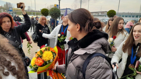 Треньорът Кристина Ташева и националните отбори по естетическа групова гимнастика бяха посрещнати с цветя при завръщането от Хелзинки 