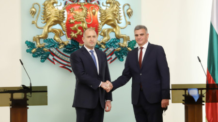 Presidenti Rumen Radev (majtas) me Kryeministrin e ri Stefan Janev