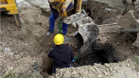На водопровод от турско време попаднали екипите които ремонтират участък