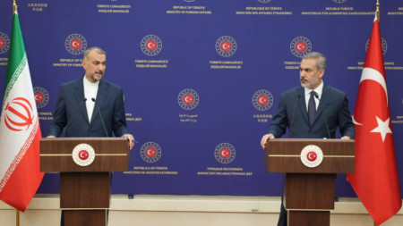 Иранския външен министър Хосейн Амир-Абдолахиан (вляво) и неговия турски колега Хакан Фидан по време на съвместна пресконференция в Анкара,1 ноември 2023 г.