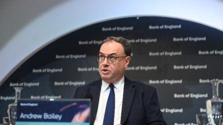Управителят на Английската централна банк Андрю Бейли представя доклада за паричната политика през февруари 2023 г. по време на пресконференция в Bank of England в Лондон, 2 февруари 2023 г. 