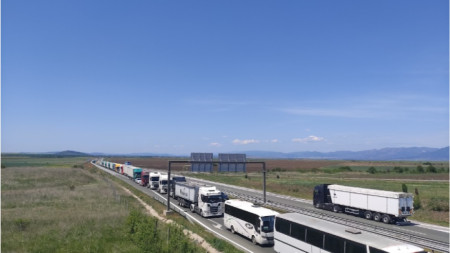 Повече от час движението по автомагистрала Тракия между пътен възел