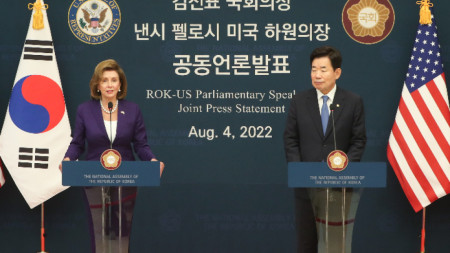 Нанси Пелоси с председателя на южнокорейския парламент Ким Джин-пьо.