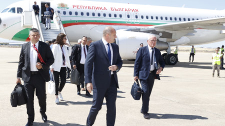 Президентът Радев и българската делегация при пристигането на летището в Мадрид за срещата на НАТО - 28 юни 2022