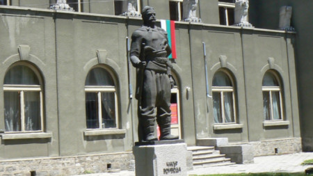 Паметник на Чакър войвода в градината на читалище „Отец Паисий“ в Самоков