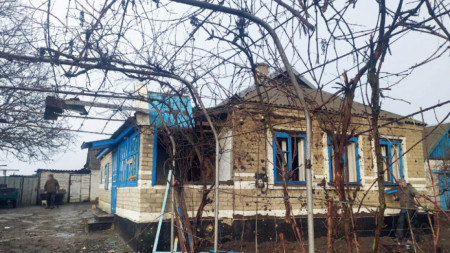 Снимка, предоставена от полиция на Украйна, показва щети след обстрел в село, недалеч от контролирания от проруските сепаратисти град Донецк, 18 февруари 2022 г.