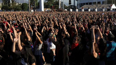 Хиляди жени окупираха Националния стадион в столицата на Чили, за да се противопоставят на сексуалното насилие