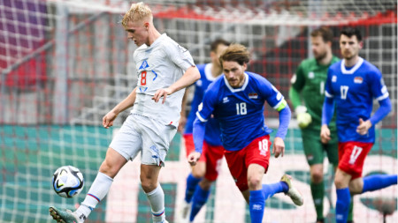 Хакон Харалдсон (в бяло) има вече 10 мача за Исландия.