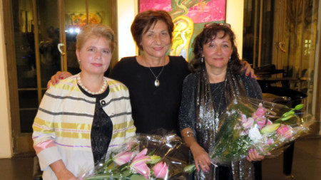 Директорът на „Дом Витгенщайн“ доц. д-р Румяна Конева (в средата) с поетесите Анжела Димчева (вляво) и Катя Кремзер.