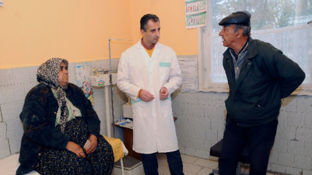 Д-р Абдулах Заргар със свои пациенти