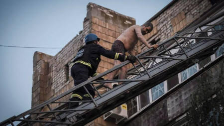 Украински спасители работят на мястото, където ракета е ударила град Покровск, 