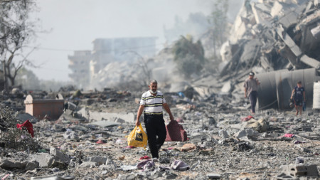 Край сградите, разрушени при израелската бомбардировка на ал-Захра, в покрайнините на град Газа.