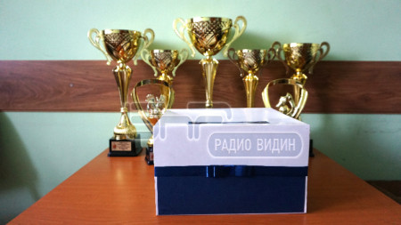 Награди и кутия за дарения от Благотворителен футболен турнир 