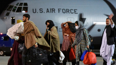 Талибаните в Афганистан наредиха на всички жени да ходят с