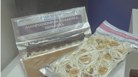 Лиофилизирана храна – сладолед и шоколад и спагети с бекон, произведени в Института по криобиология и хранителни технологии. Експонат на Националния политехнически музей – София.