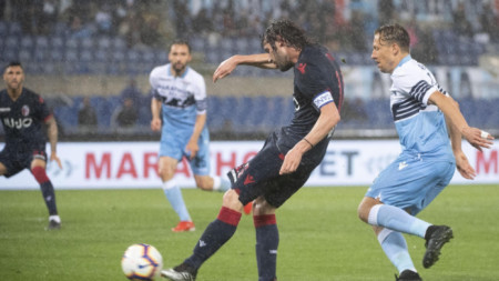Андреа Поли бележи първия гол за Болоня.