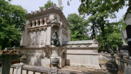 Гробницата мавзолей на братята Евлоги и Христо Георгиеви в гробищния парк „Белу