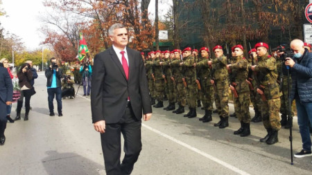 Премиерът Стефан Янев участва във военен ритуал и панихида в Благоевград, където беше почетена паметта на загинали офицери и войници.