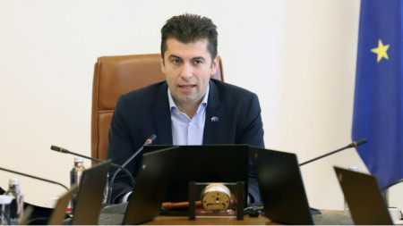 Посещението на премиера Кирил Петков в Скопие не се отменя